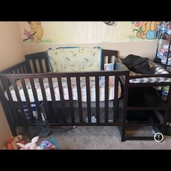 Crib With Built In Changing Table (NO MATRESS OR PAD)