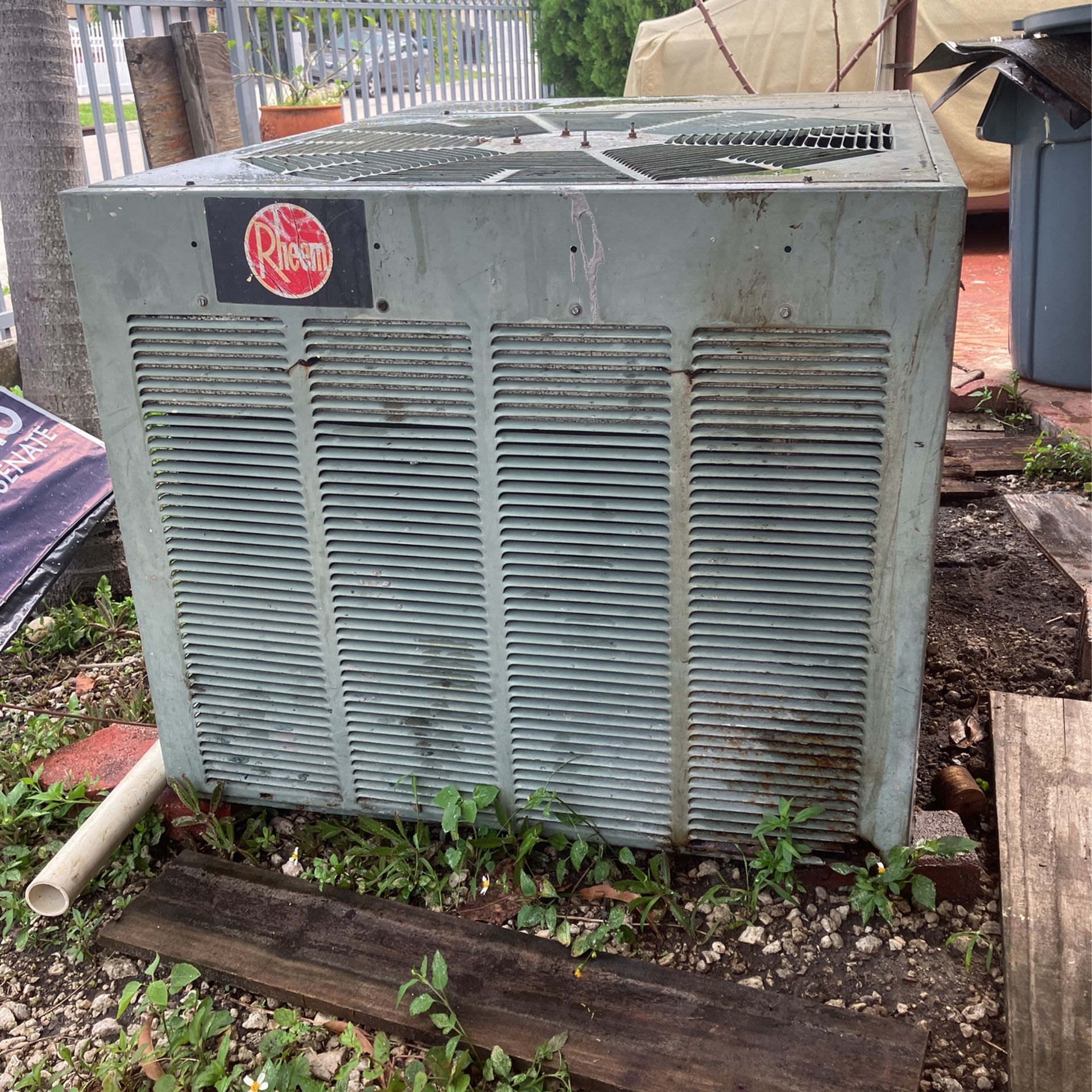 CONDENSING UNIT. RHEEM.