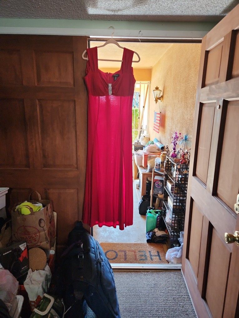 R&M RICHARDS RED GOWN SIZE 12