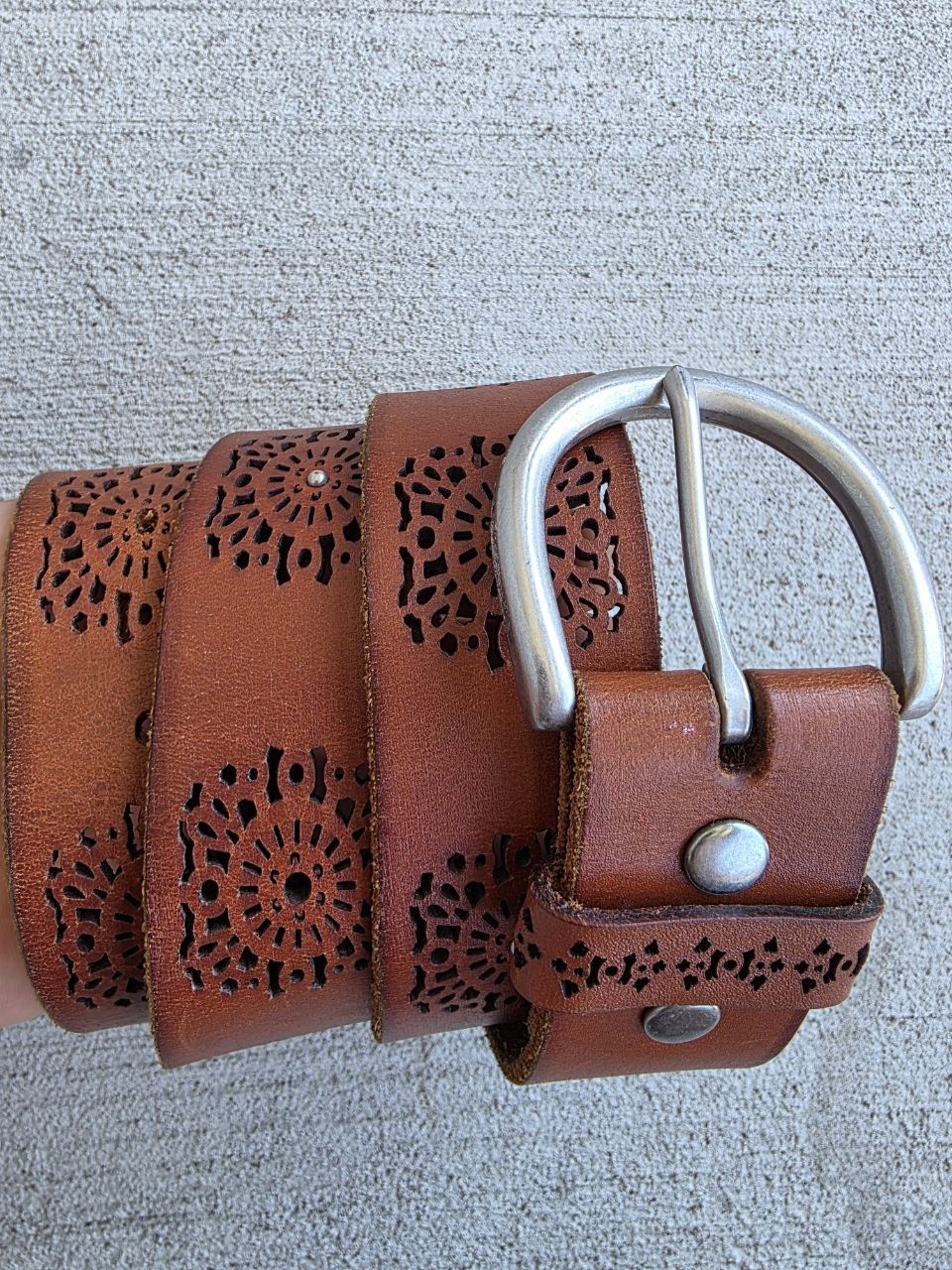 🪶 Lucky Brand Brown Leather Belt M – Floral Cutout Design – 44”