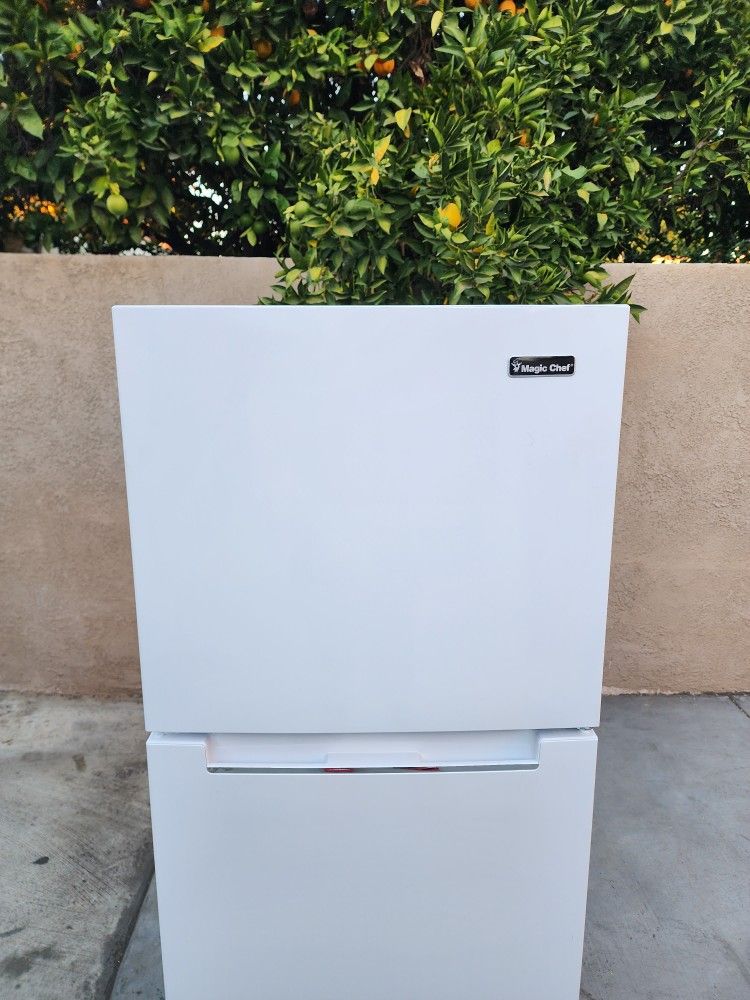 3MONTHS WARRANTY 24X26X60 MAGIC CHEF FRIDGE 10CUFT WHITE