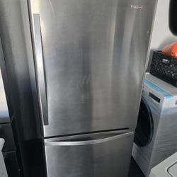 WHIRLPOOL STAINLESS STEEL BOTTOM FREEZER 33”w 