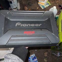 Pioneer 900w Amp And Kicker SubWoofer/Box