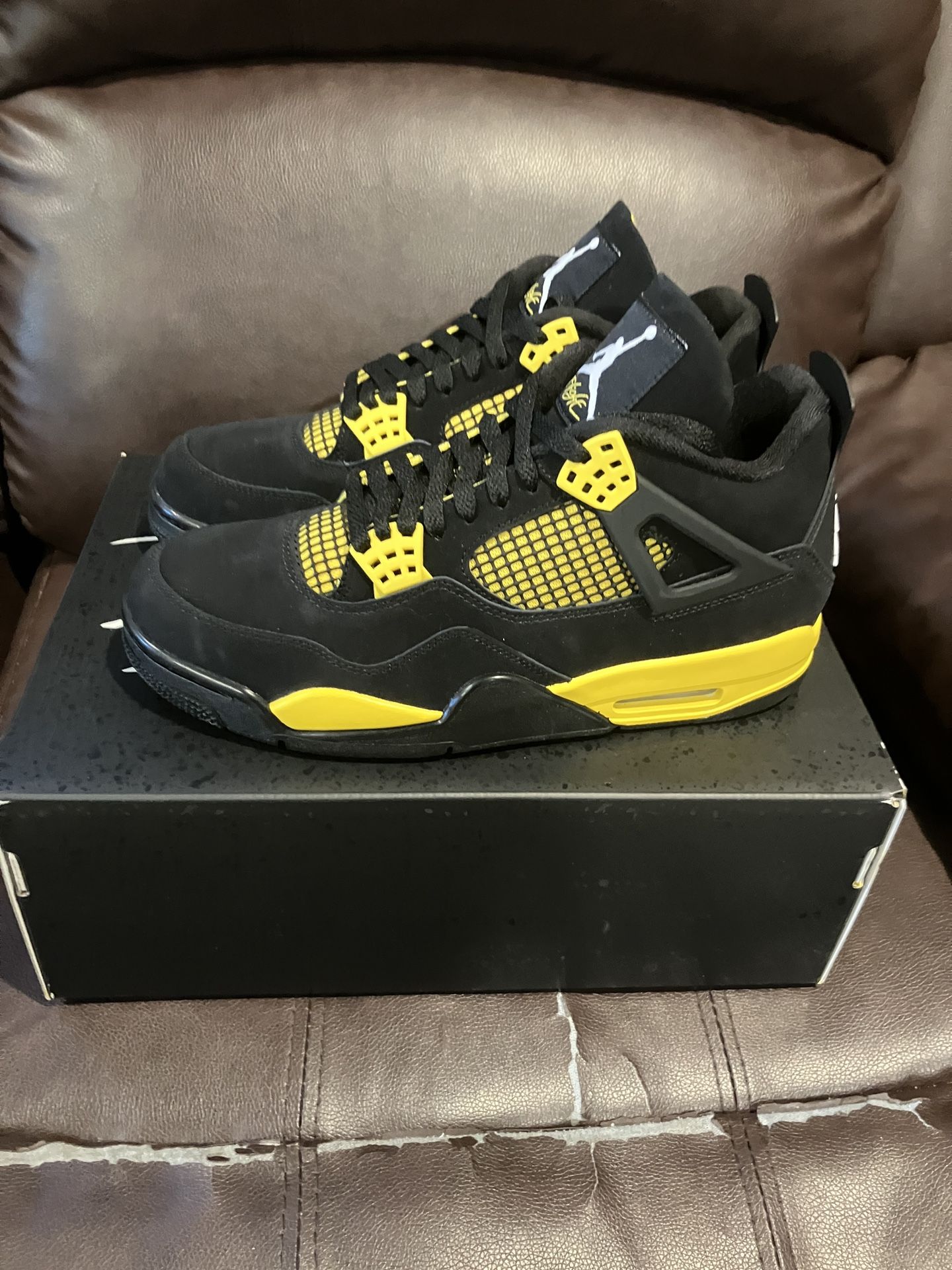 Nike Air Jordan 4 Retro Thunder Size 9.5