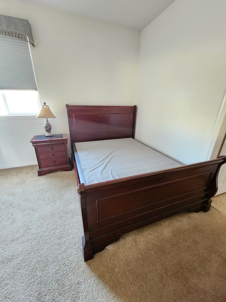 Queen bedroom set with nightstand and dresser with mirror