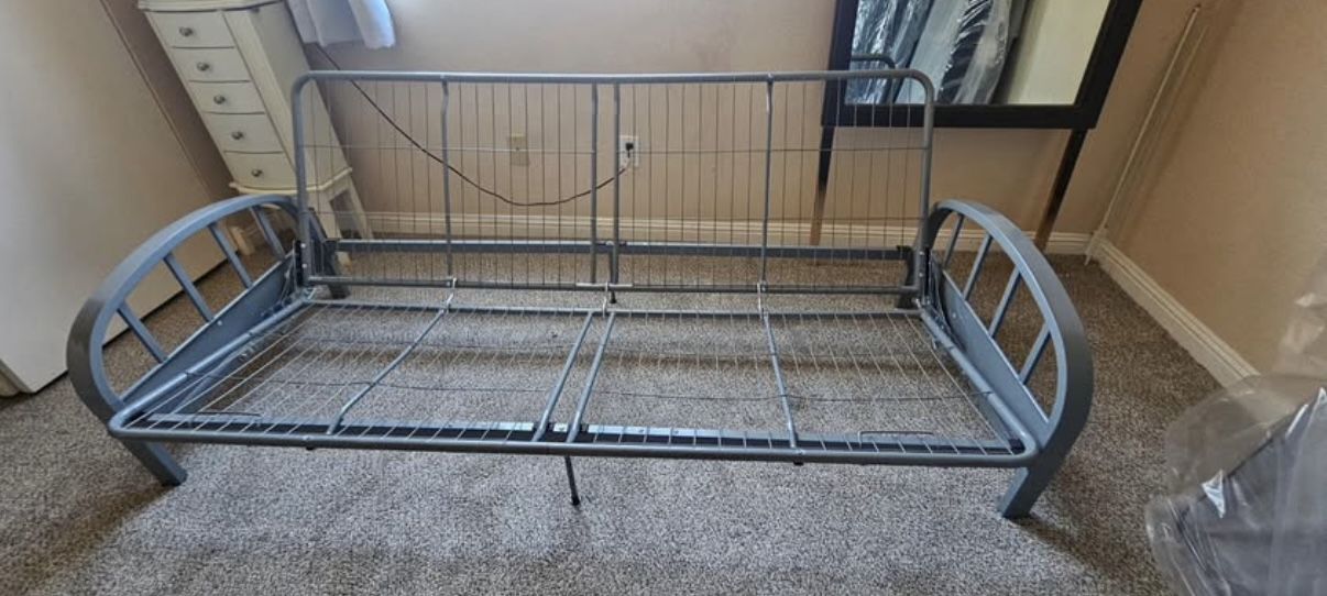 FUTON COUCH MEDIUM SIZE