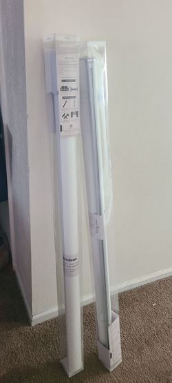 Two cordless windows blinds