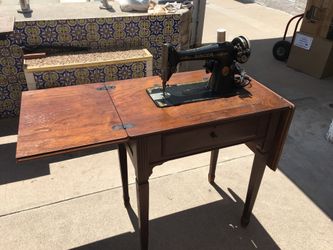 Singer Sawing Machine 1950’s Vintage Good Condition.