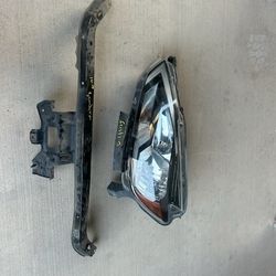 16-19 Sentra Left Headlight And Upper Support 