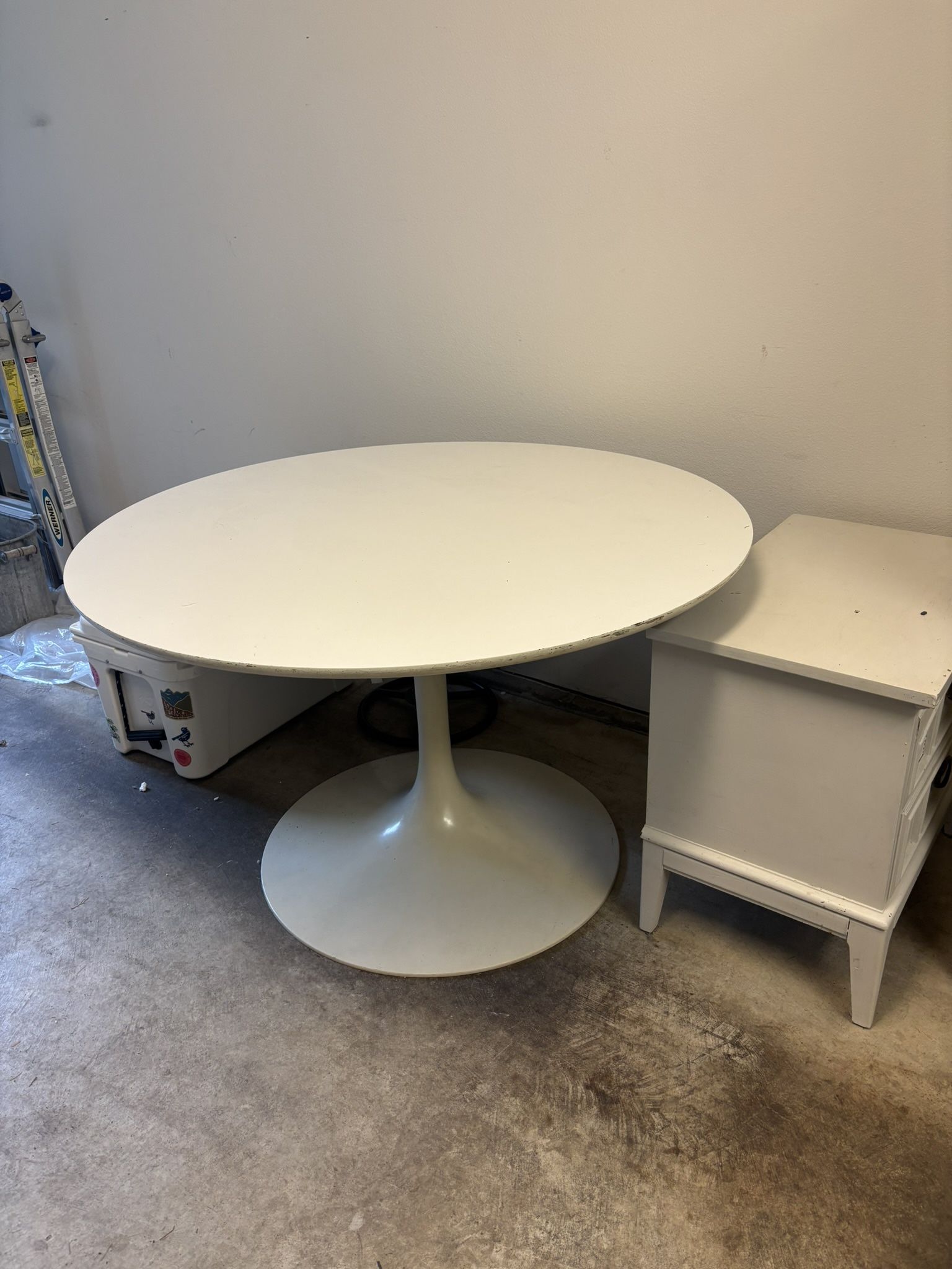 White Vintage Round Dining Tulip Table