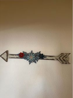 Rustic Floral Wood and Metal Arrow Wall Decor