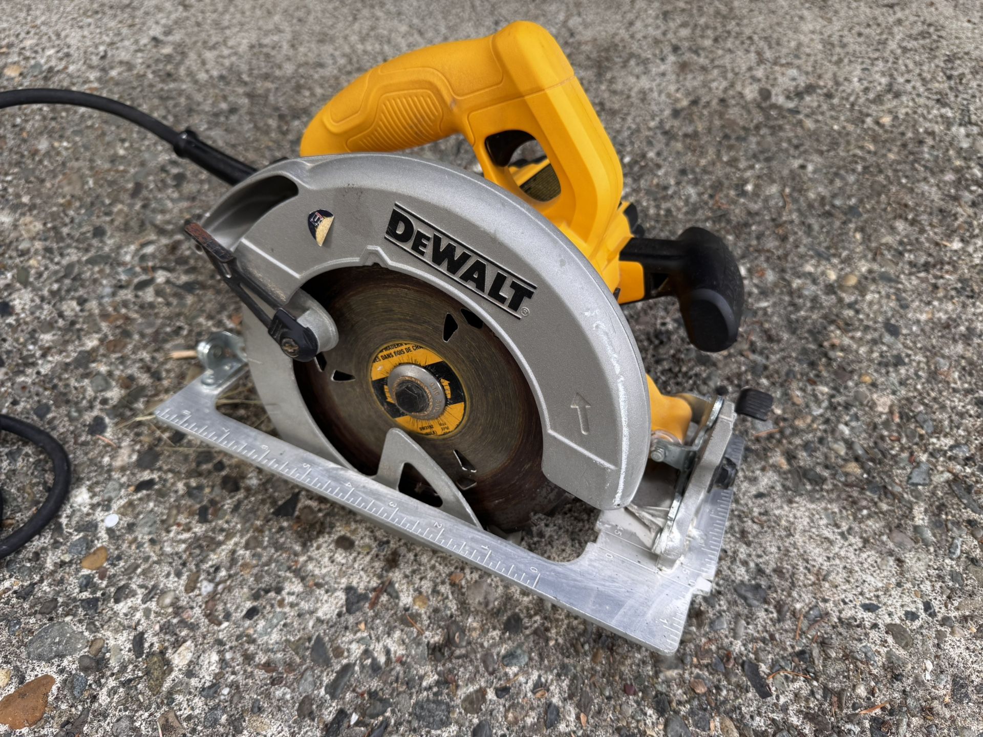 Dewalt 15 Amp Corded 7-1/4 in. Lightweight Circular Saw