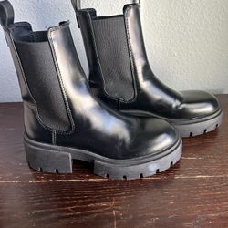 Size: US W 10 - Chunky Chelsea Boots - Black