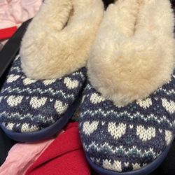 Great For Women And Youth Ugg Slippers Size 4Y