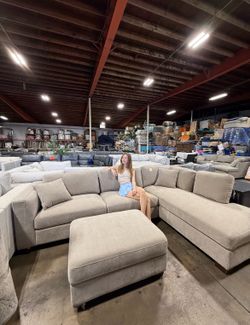 Thomasville Walsen Sectional with Storage Ottoman