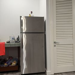 GE Refrigerator Top Freezer in Stainless Steel -  17.5 Cu. Ft. Model #: GTS18GSNRSS