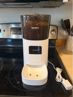 Automatic pet food dispenser