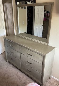 Dresser With Mirror