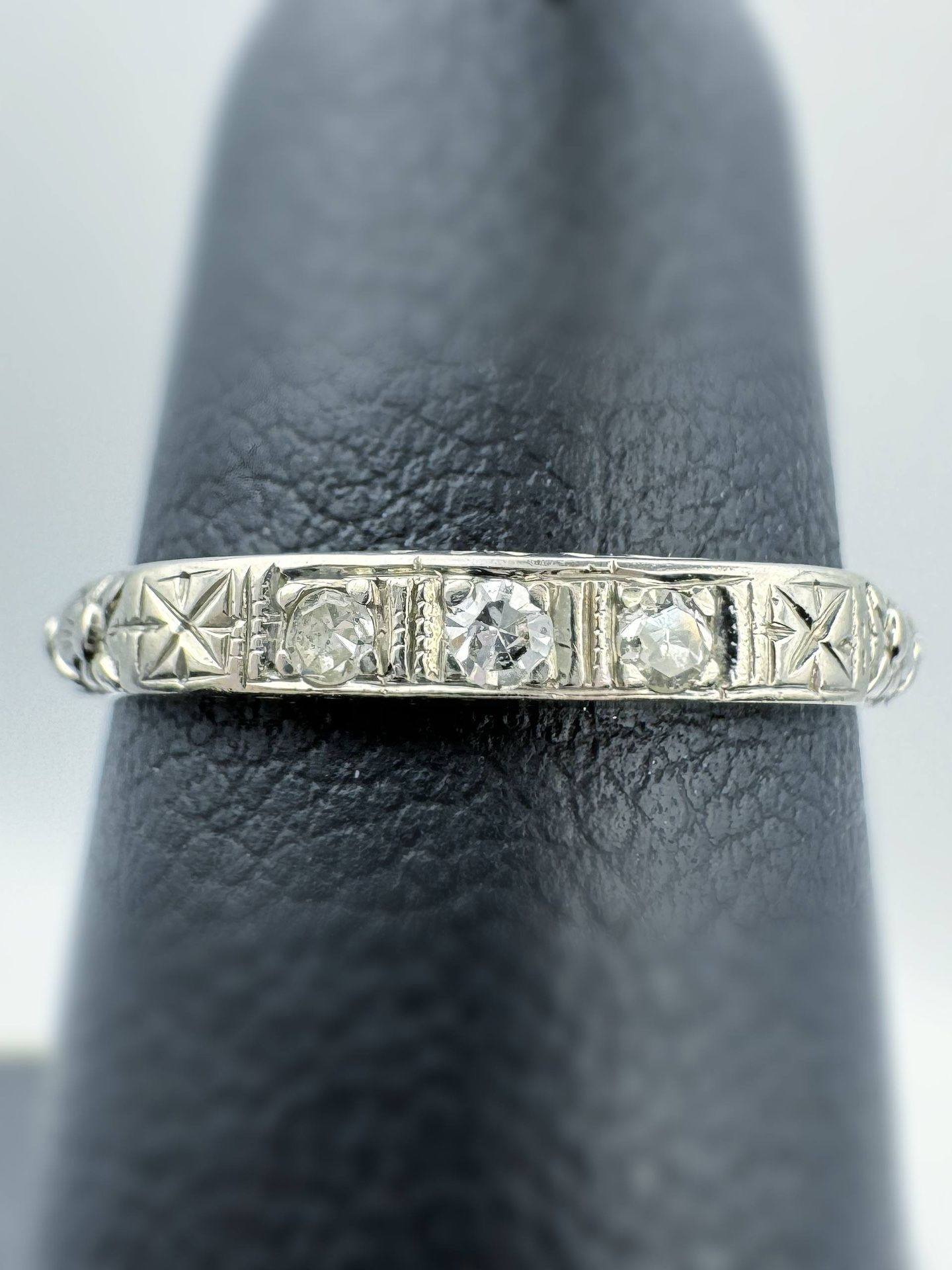 Vintage 18k solid white gold 0.1CTW natural diamond floral design ring sz 5.25