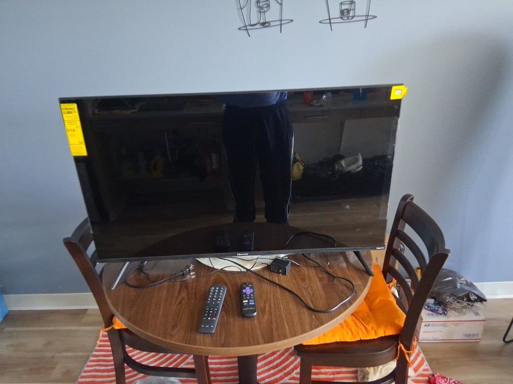 44in HISENSE FLAT SCREEN.BRAND NEW,HAS ALL THE EXTRAS..PLUS Two year warranty. COMES WITH l two remote