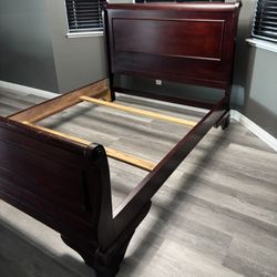 Cherry Brown Wood Sleigh Queen