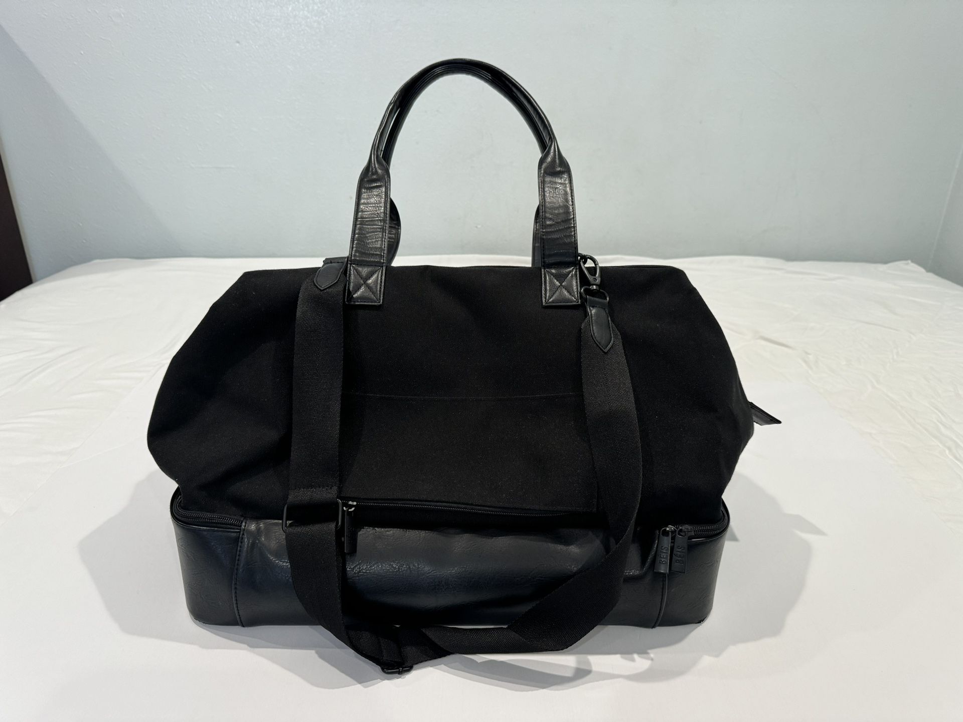 Beautiful Beis Weekend Travel Bag In Black With Show Compartment