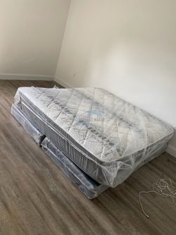 King mattress pillow top and box spring set (2pc - brand new)