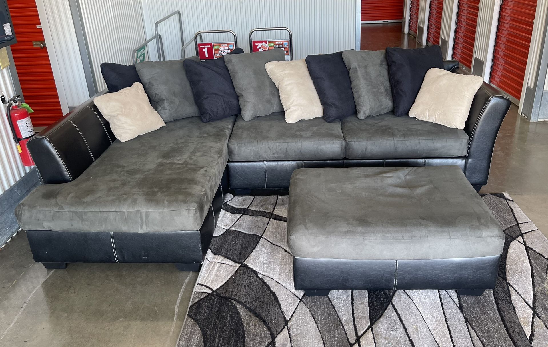 Sectional w/Throw Pillows & Ottoman 