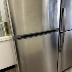 Kenmore 33 Wide Stainless Steel Top And Bottom Refrigerator 