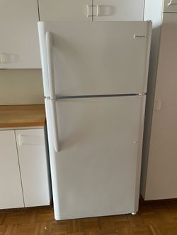 Frigidaire 18 cu ft Refrigerator – Works Great – Ice Maker – One Crisper Drawer Damaged