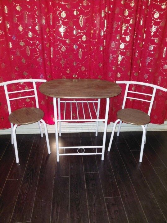 Table and chairs for sale