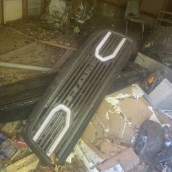 Came Off a 2011 Dodge Ram 24” Inch Rims With Tires ,vent Hood ,new lights Front And Back Tailgate If You Want It 