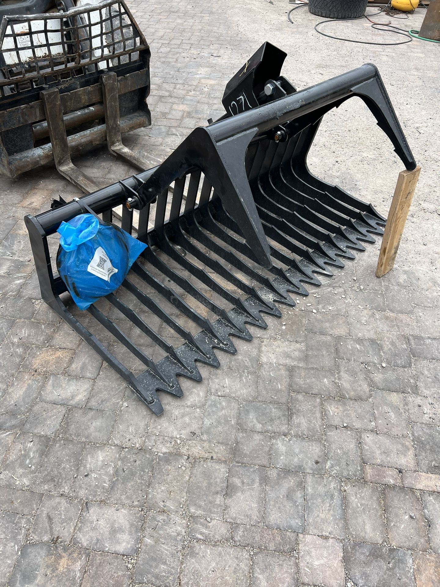 NEW ! Skeleton Rock Grapple Rake