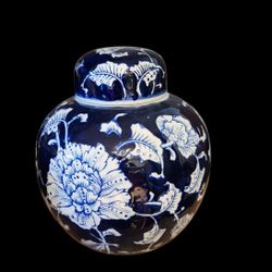 Beautiful Chinoiserie Jar