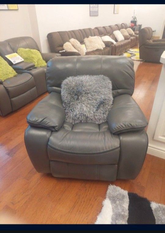 *Manager's Special!!!*---Cozy Leather Reclining Chairs---Delivery/$5 Down Financing Available👌