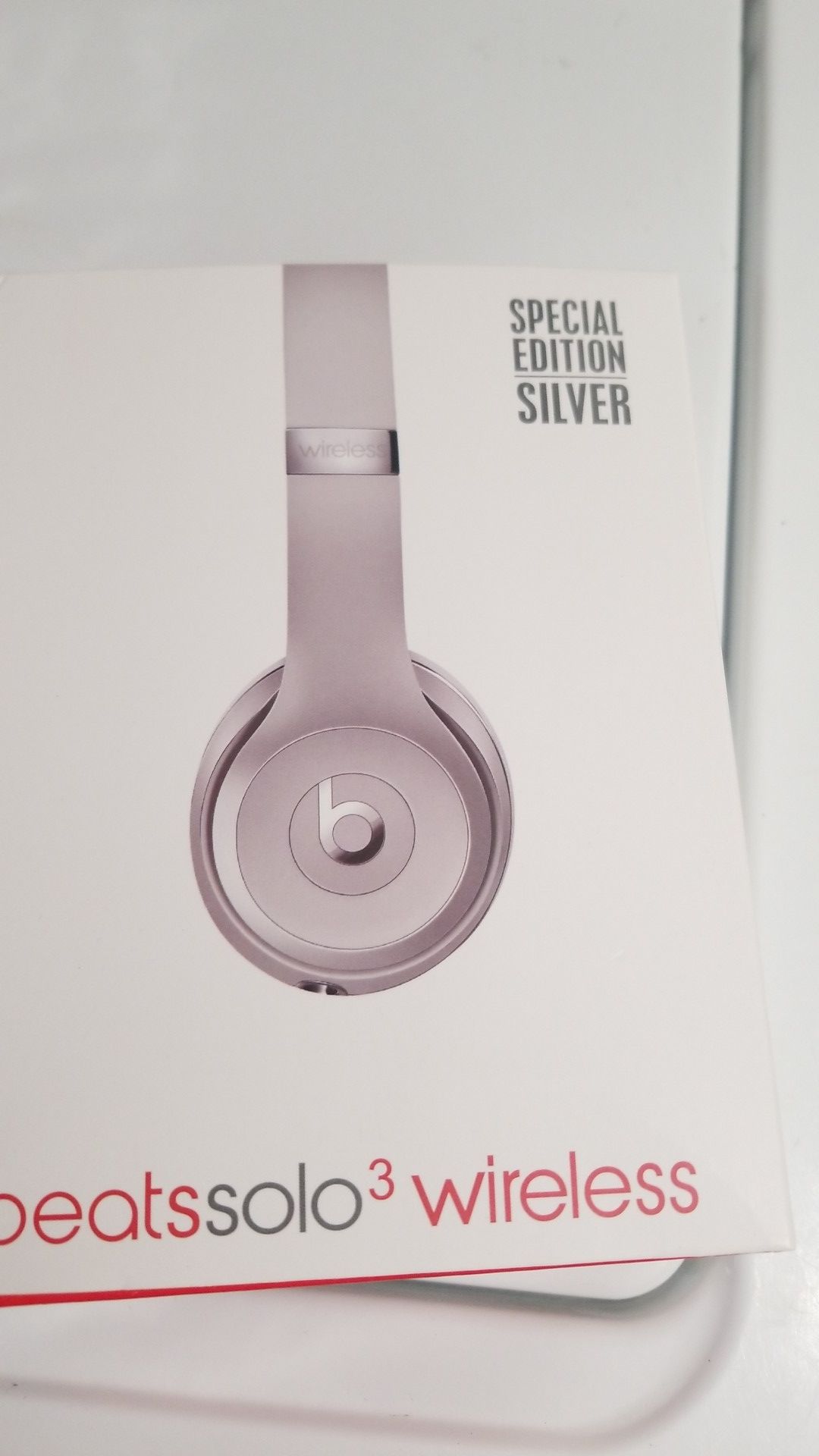 BRAND NEW IN THE BOX BEAT SOLO 3 WIRELESS HEADPHONES SILVER BLACK RED GOLD AND GREY, WON'T LAST AT THIS PRICE.
