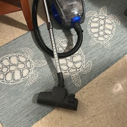 1600 W  Powerful Vacuum 