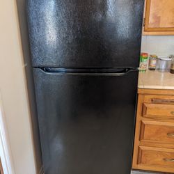 18.3 cu ft Top-Freezer Refrigerator Black