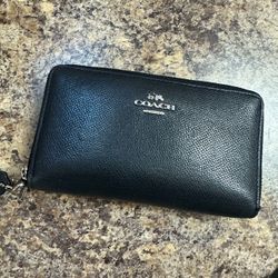 Black Zip Around Pebbled Leather Wallet w/ Silver Logo