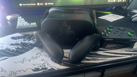 Meta quest 3s xbox edition with controller and the head strap/ you can ask for the box but its ripped