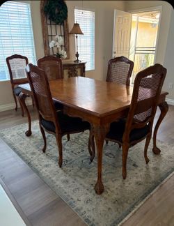 Dining Room Table & Chairs