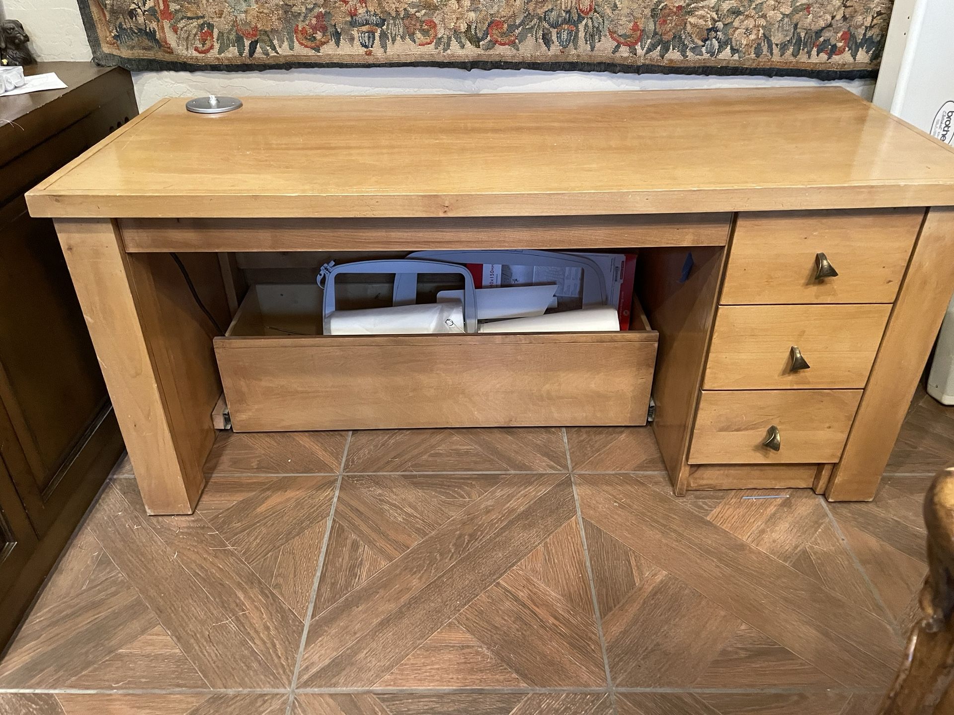 Sewing/knitting Table/Desk