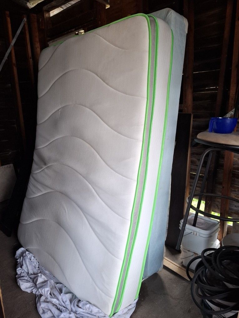 FULL MATTRESS AND BOX SPRING VERY CONFORTABLE EXCELLENT CONDITION