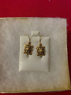 aretes de louis vuitton de oro laminado