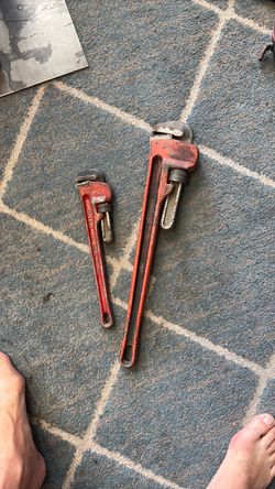 Pipe wrenches