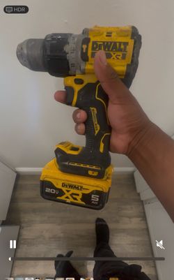 🔧 DeWalt XR Hammer Drill + Batería 5Ah 🔋  Vendo DeWalt DCD805 en buen estado.  ✔ Funciona al 100% ✔ Motor brushless potente ✔ Incluye batería DeWalt
