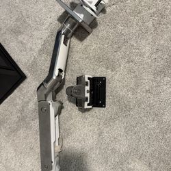 articulating monitor arm / wall-mounted monitor mount