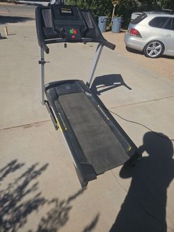 Treadmill golds gym