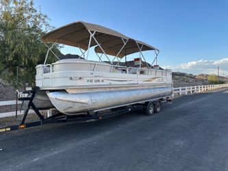 Sun Tracker Regency 27 foot Pontoon
