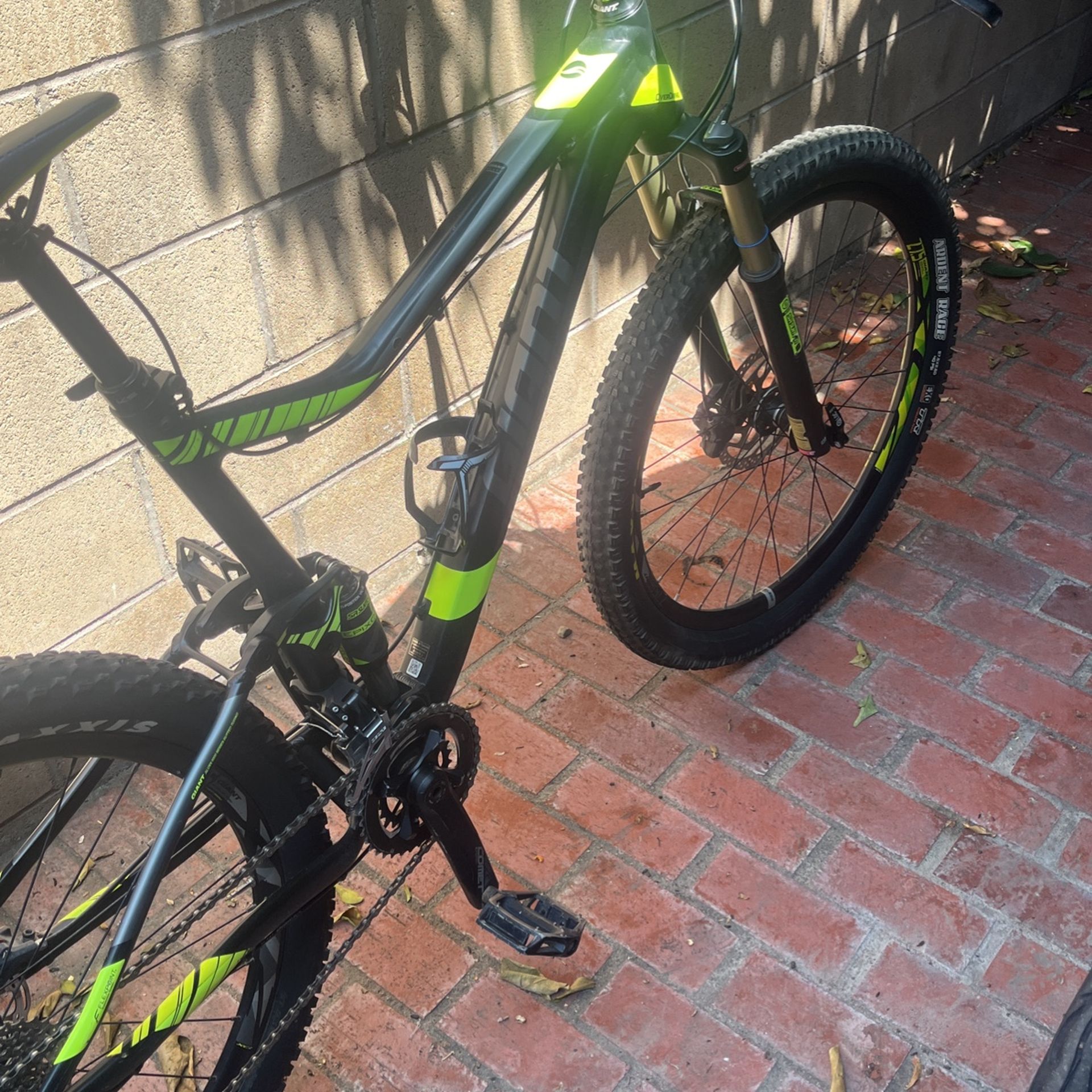 Giant Mountain Bike Alux 6000 Series